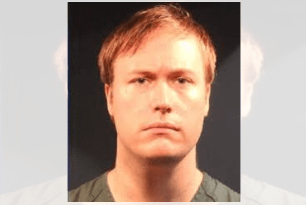 Arrestan a un tutor por presunto abuso sexual de menores que ofrecía internet y clases gratis en Santa Ana