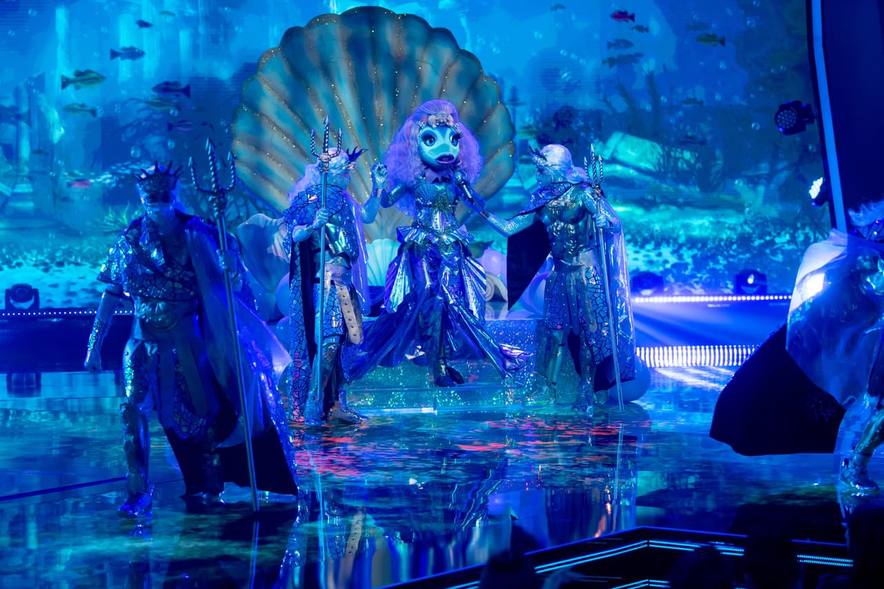 Sirena nos puso a cantar y bailar con el tema 'Bandido' de Ana Bárbara. Los 'investigadores' mencionaron los nombres de Vanessa Guzmán, Maribel Guardia, Aracely Arámbula y Fabiola Campomanes como las posibles celebridades detrás del personaje.