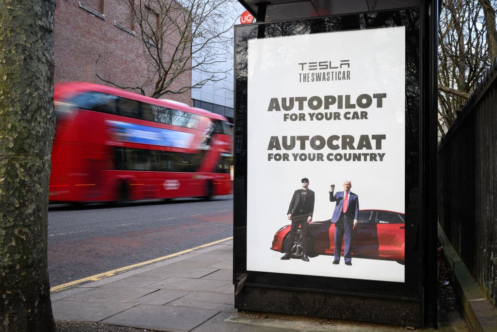 La alineación de Musk con movimientos de extrema derecha en Europa también ha convertido a Tesla en objeto de protesta (Photo by Leon Neal/Getty Images)