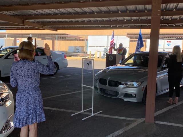 Ceremonias de ciudadanía al estilo 'drive-thru' en tiempos de coronavirus