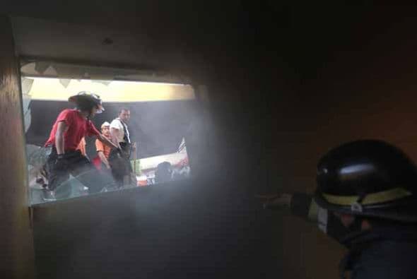 En el interior de la sede del partido los destrozos fueron removidos por bomeros y voluntarios. Con la información de Univision.com