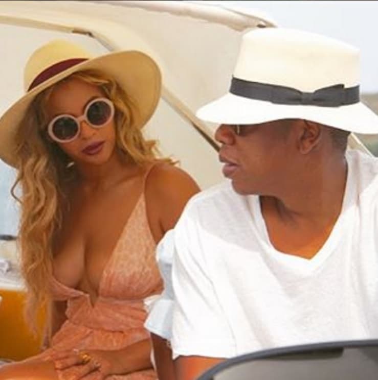 El rapero no le quita los ojos de encima.