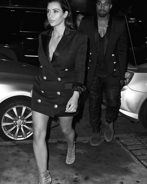 Por lo que vemos a Kim más tapadita, aunque no por ello menos sensual.