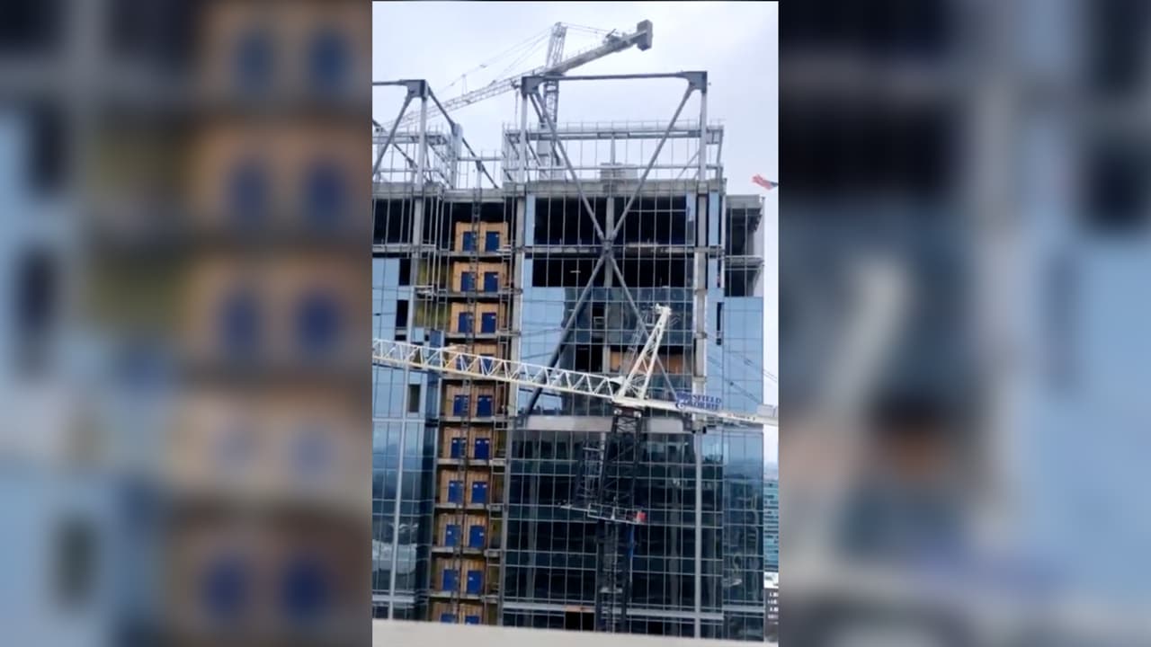 Grúa en riesgo de caerse provoca la evacuación de varios edificios en Midtown Atlanta