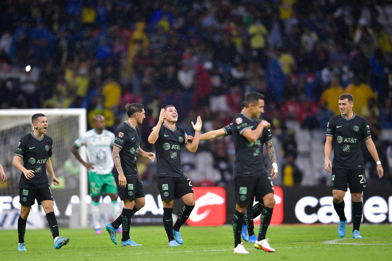 En 8 minutos, América se adelantó en el marcador a balón parado tras un disparo de Richard Sánchez que se desvió en la cabeza de Stiven Barreiro.