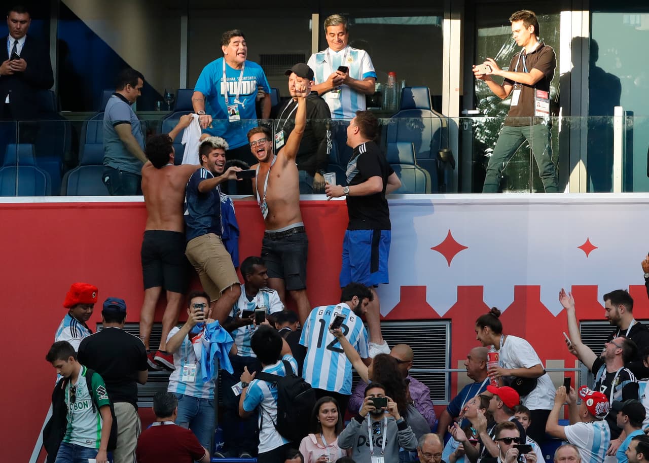 Al percatarse de su presencia, muchos aficionados trataron de acercarse a Maradona para estar con él mientras el partido seguía su curso,