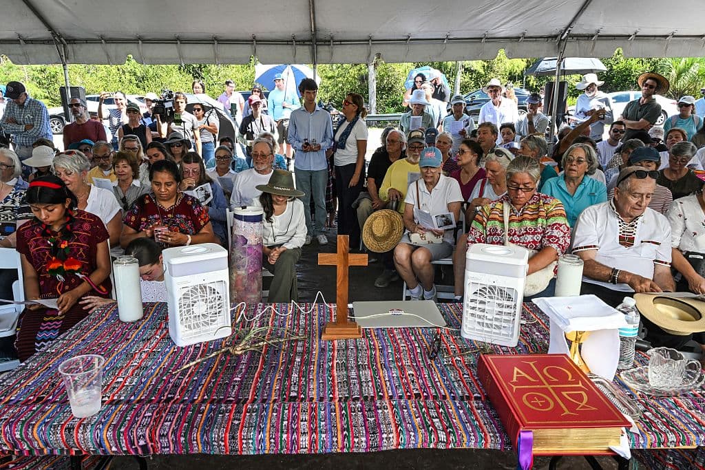 Previo al comienzo de la misa, miembros de la comunidad maya-guatemalteca en Lake Worth Beach compartieron las historias de algunos ingresados en el Alcatraz de los Caimanes y de sus familiares, muchos de los cuales quedaron separados de su principal fortaleza en Estados Unidos.