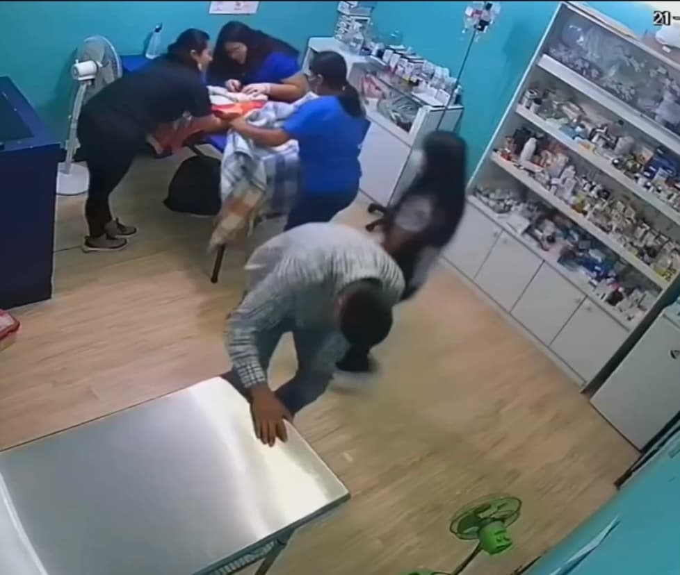 Fue en ese momento cuando Toledo se preparó en plena calle para recibir al
<a href="https://www.univision.com/temas/bebes">bebé</a>, pero al darse cuenta que el niño no tenía signos vitales decidió ingresarlo a una camilla de la veterinaria,
<b>donde estaban otros animales, para tratar de reavivarlo. </b>“Comencé a resucitarlo de la misma forma que hago con los perritos: estimulando la espalda y estomago. Cuando empezó a llorar fue entonces cuando destapé las vías respiratorias”, cuenta emocionada Toledo.
<br>