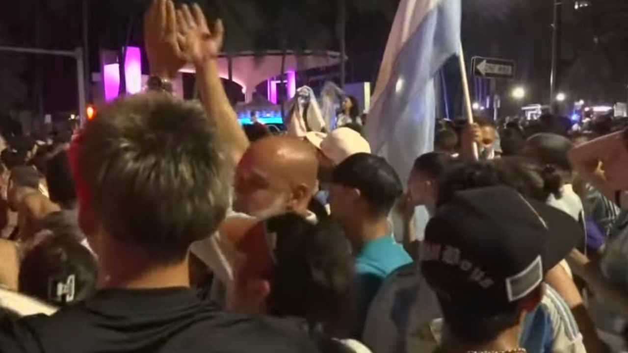 Aficionados argentinos se congregaron afuera del estadio Hard Rock de Miami, donde celebraron con cánticos la victoria de su selección por 1-0 sobre Colombia en la Final de la Copa América 2024.
