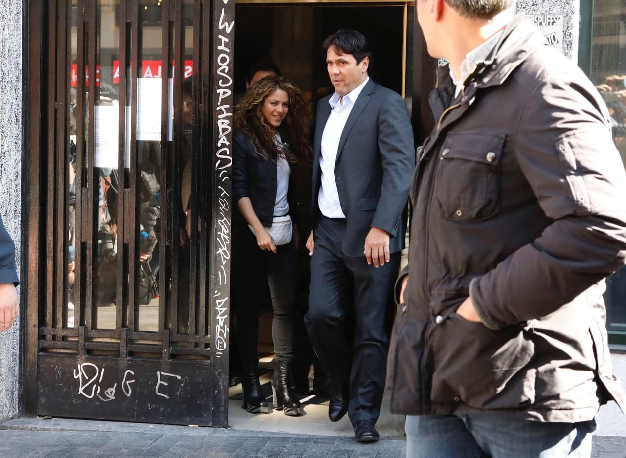 Este jueves, Shakira tuvo una victoria judicial, pero 
<b><a href="https://www.univision.com/famosos/shakira-no-escapa-a-la-justicia-el-12-de-junio-tendra-que-declarar-sobre-el-fraude-fiscal-que-se-le-imputa-fotos">el próximo 12 de junio la cantautora colombiana tiene que regresar al tribunal</a></b> a responder por las denuncias de fraude fiscal en su contra.