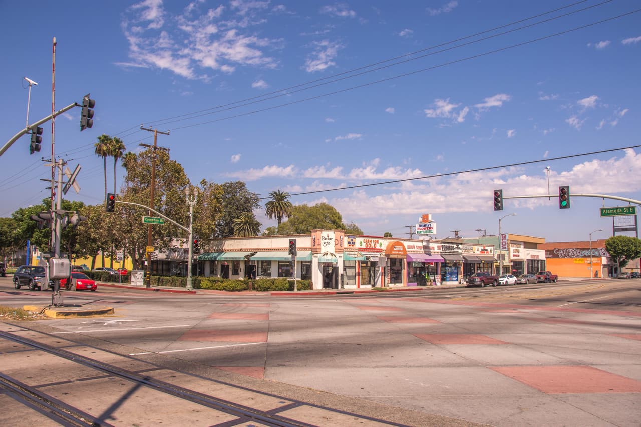 <b>20. Compton, California.</b> Población: 97,537 Valor promedio de las casas: 327,900 dólares. Tasa de pobreza: 26.5%. Residentes con estudios universitarios: 8.1%. Más de uno de cada cuatro residentes de Compton viven con ingresos a nivel de pobreza, muy por encima del 14.0% de la tasa nacional.