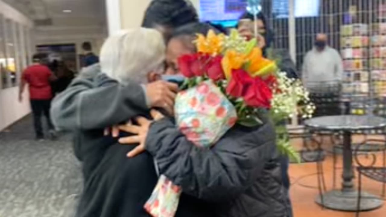 “Su visa está aprobada”: el regalo de Navidad a una madre hispana que tenía 23 años sin ver a sus hijos