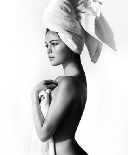 Luego posó como toda una diosa en toalla para el prestigiado fotógrafo mraio Testino.