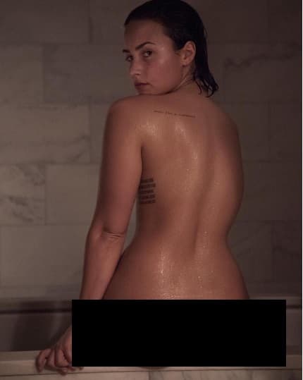Pero este fue el año de la aceptación para Demi Lovato, pues muy orgullosa de su cuerpo decidió posar completamente desnuda.