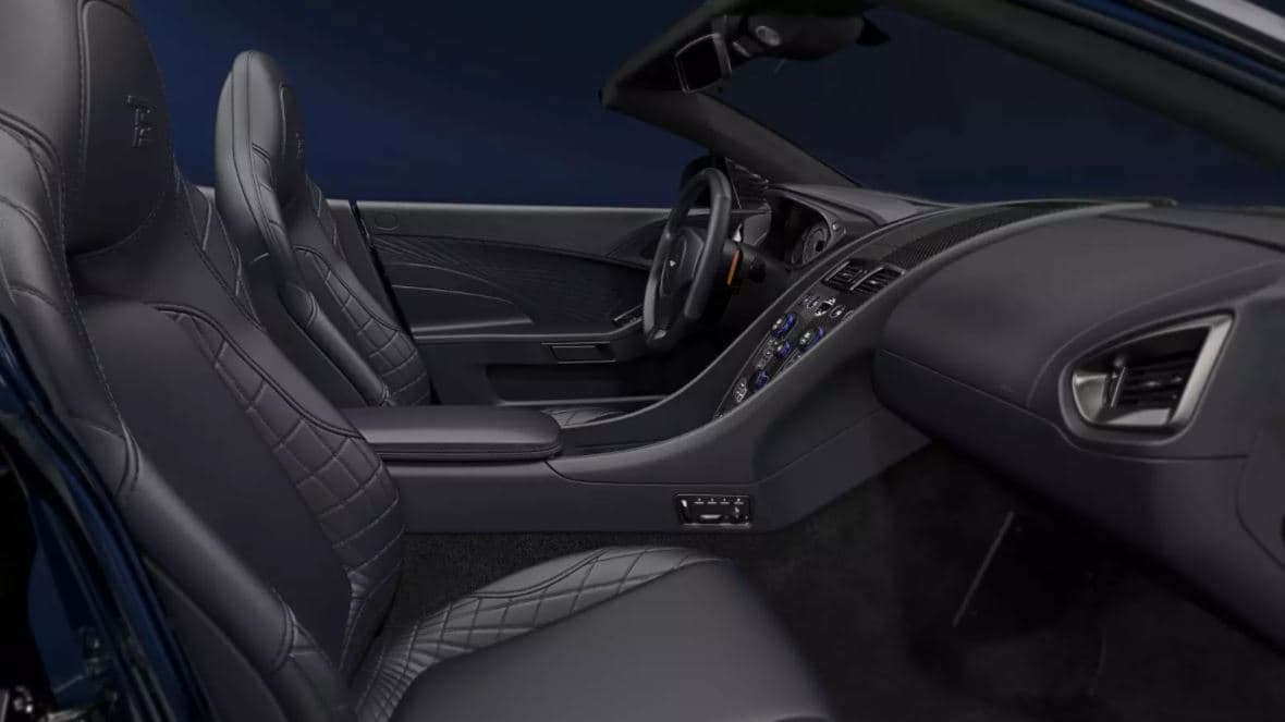 Además que cuenta con un habitáculo forrado en piel color negro y un tono especial para la carrocería.