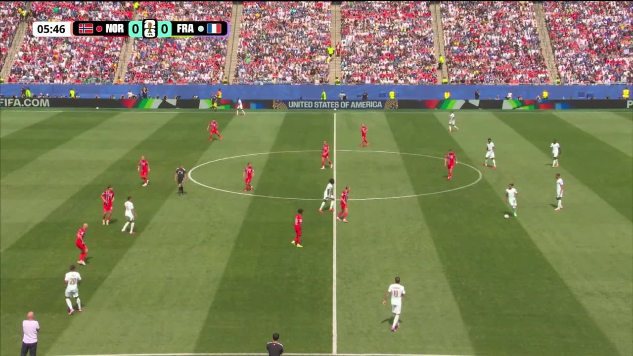 ¡GOL!  anota para Francia. Ousmane Dembélé