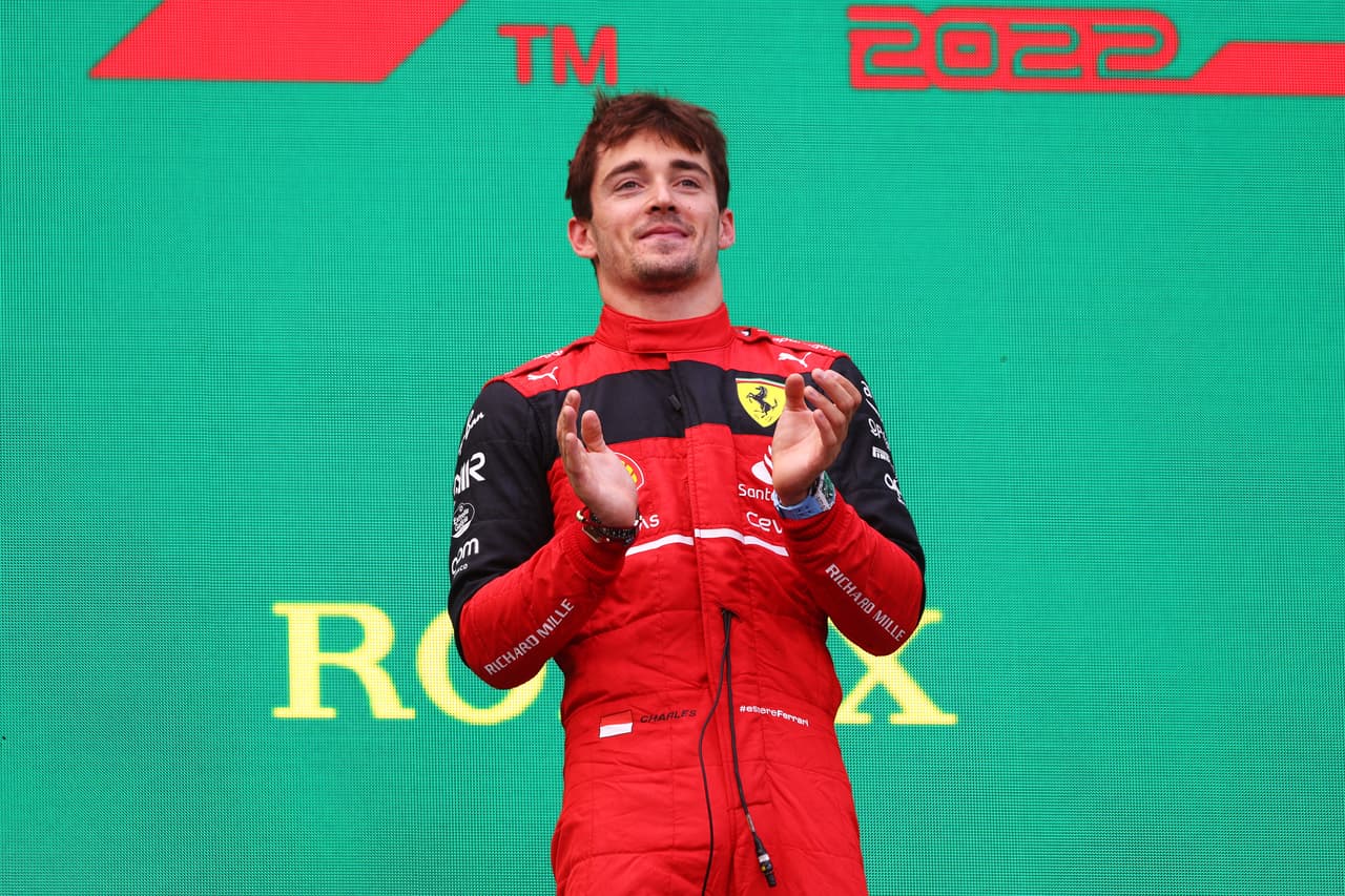 Charles Leclerc conquistó el GP de Austria por delante de Max Verstappen y Lewis Hamilton, en una carrera donde el mexicano Checo Pérez abandonó varias vueltas después de un roce que tuvo con George Russel, quien fue sancionado, y en la que Carlos Sainz también abandonó por una falla en el motor.