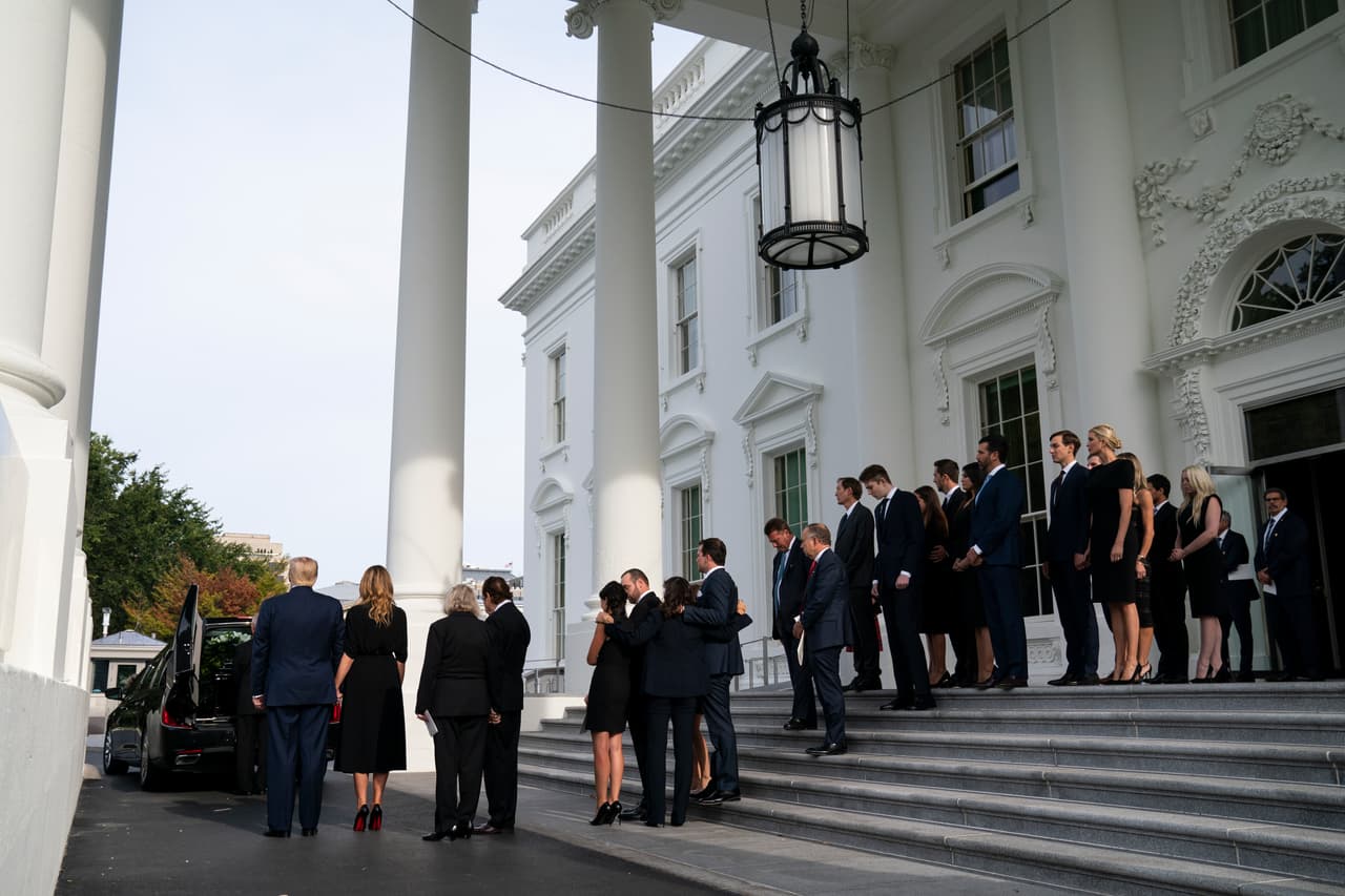 <i><a href="https://www.nytimes.com/2020/08/21/us/politics/funeral-robert-trump.html" target="_blank">The New York Times</a></i> señala que el presidente pronunció unas palabras por cerca de 10 minutos para unos 150 invitados.