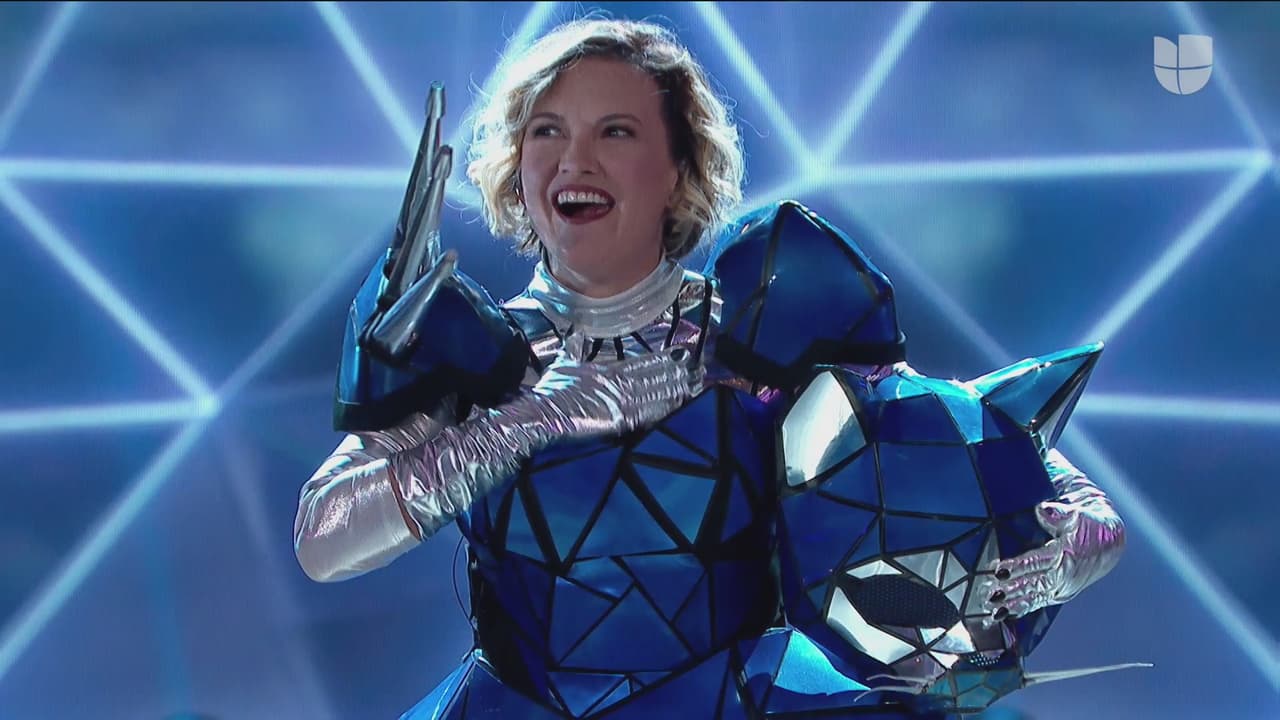 Gato se quitó la máscara y descubrimos que Ilse, de la agrupación Flans, estaba tras el minino azul que nos envolvió con su talento gala tras gala.