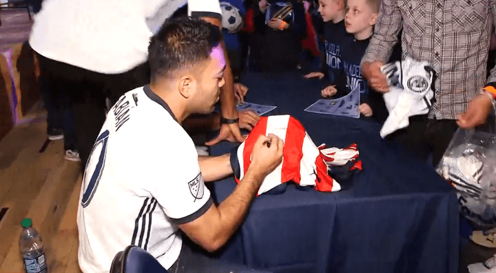 La playera de Chivas también fue autografiada por el mexicano.