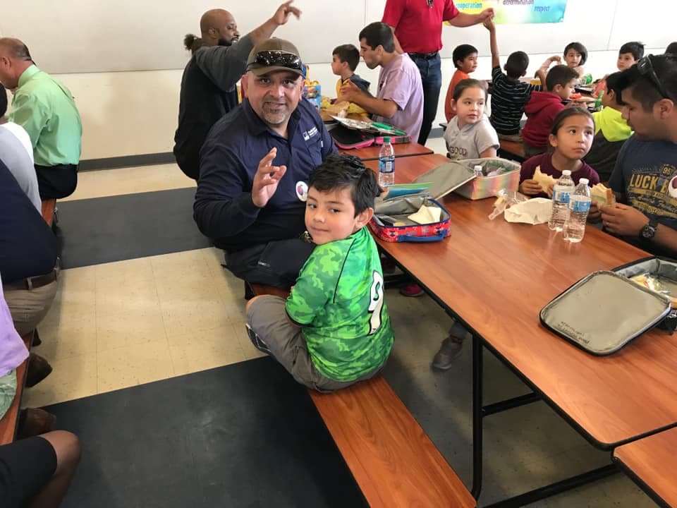 Un padre de una escuela del Valle Central paga deuda de 1,500 dólares del establecimiento