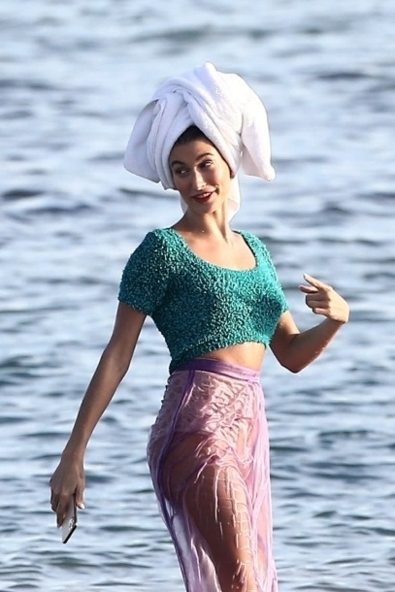 <b><a href="https://www.univision.com/famosos/a-escasos-dias-de-su-boda-religiosa-justin-bieber-estrena-sus-dientes-lavender-video" target="_blank">El regalo de Bieber</a></b> fue un detalle por el cumpleaños 23 de Baldwin celebrado la semana pasada.
<br>