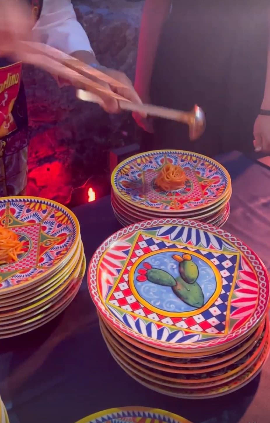 El asunto es que después, la empresaria hace una toma hacia algunos de los platos servidos y queda en evidencia la 
<b>diminuta porción con la que fueron presentados</b> y presumiblemente entregados a los comensales. 
<br>