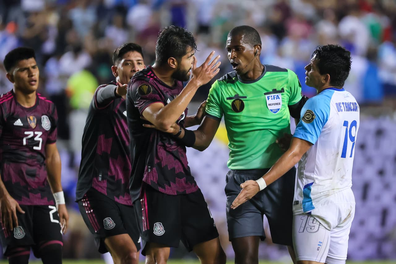 Tras su decepcionante debut ante Trinidad y Tobago, el Tricolor consiguió su primera victoria en la Copa Oro de la mano del 'Mellizo', quien hizo dos goles, y Orbelín Pineda, quien marcó el tercero.