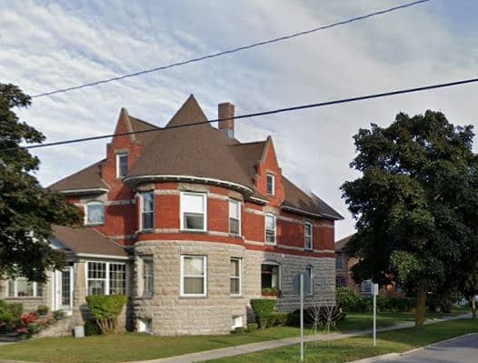 "Como una película de Halloween": la demanda contra Airbnb por "una noche de terror" en una casa infestada de murciélagos