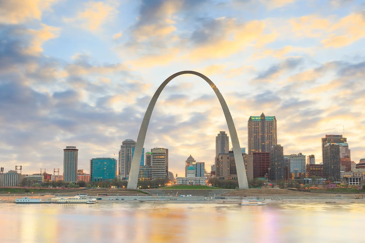<b>St. Louis, Missouri |</b> El precio promedio de una casa es de $273,900 y el 58.5% de las viviendas disponibles en St. Louis son asequibles.
<br>
<br>El icónico arco que aparece en la foto es considerado una de las joyas arquitectónicas del mundo. En barrios codiciados como Kirkwood se pueden conseguir casas de tres cuartos por $249,000.