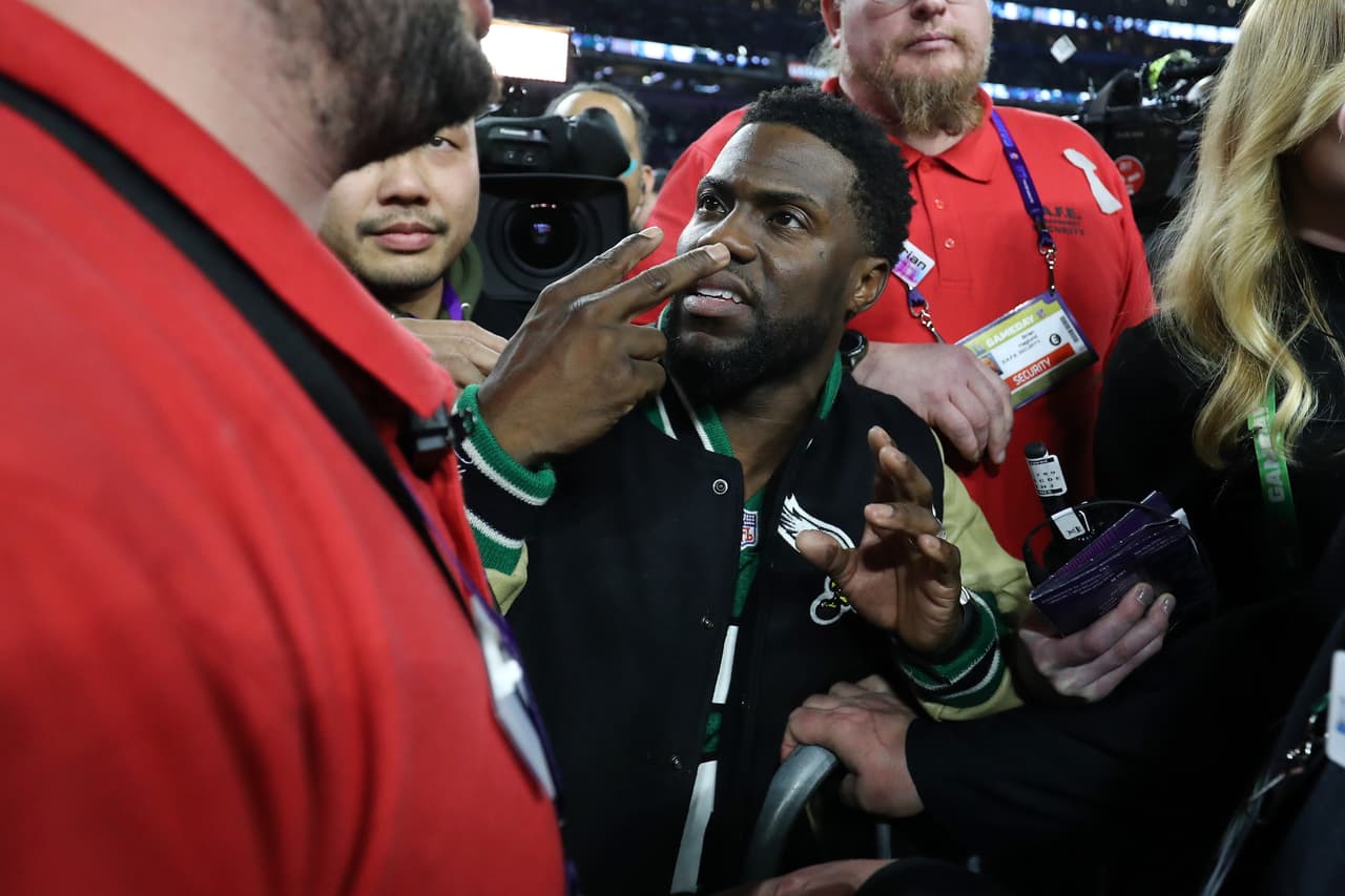 Por ejemplo, el comediante Kevin Hart protagonizó en medio del estado de embriaguez un incidente al tratar de subirse con el equipo campeón del Super Bowl. Este lunes seguro debe tener una buen 'cruda'.