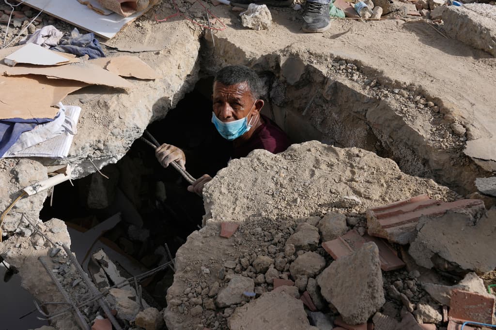 "Son muchas rocas y con las manos no se puede": la gente busca con sus propias manos a sus familiares 