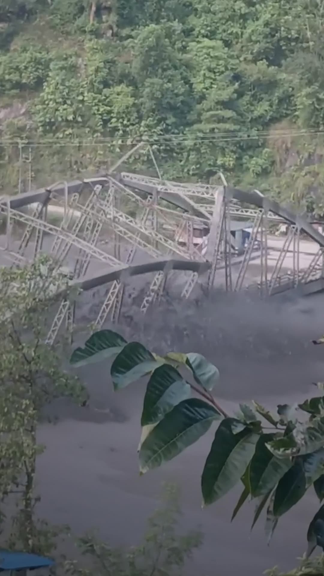 Un puente colapsa por inundación en Nepal