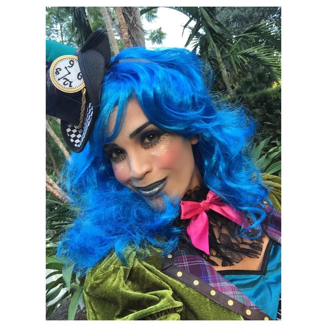 Para Karla también es una tradición celebrar la fecha en familia, por lo que en varios años junto a su esposo e hijas han realizado grandes producciones en maquillaje y vestuario para la ocasión.