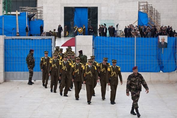 El líder palestino murió a los 75 años el 11 de noviembre de 2004 en un hospital militar cerca de París, adonde fue trasladado con acuerdo de Israel que desde hacía más de dos años lo asediaba al interior de la Muqata, la sede del gobierno de la Autoridad Palestina.