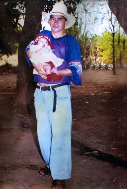 Al preguntarle sobre su hijo, dijo que es hombre joven, fuerte y robusto, con una devoción hacía el océano que lo llevó a buscarse la vida en el mar pescando desde los 14 años.