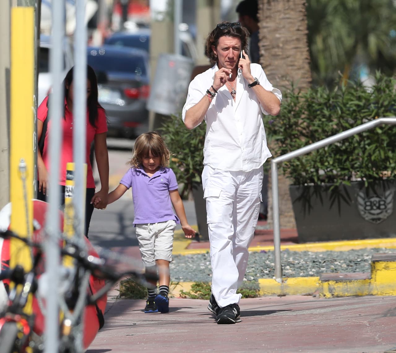 Todo el tiempo estuvo al teléfono.