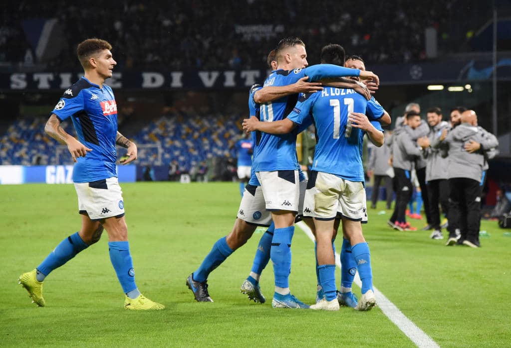 Los jugadores del Napoli festejan junto al 'Chucky' Lozano tras hacer el gol de la igualada.