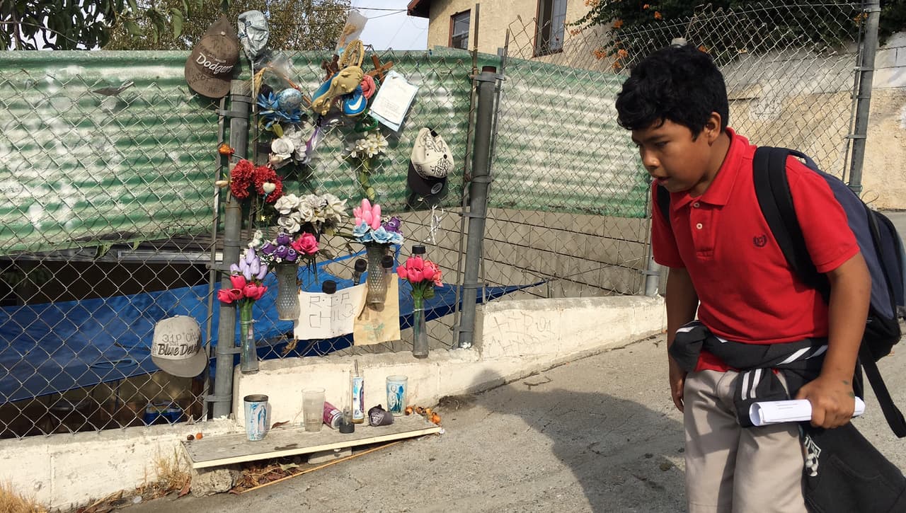 Las autoridades angelinas solo permiten que los altares callejeros estén por unos días, pero algunos incluso duran años.