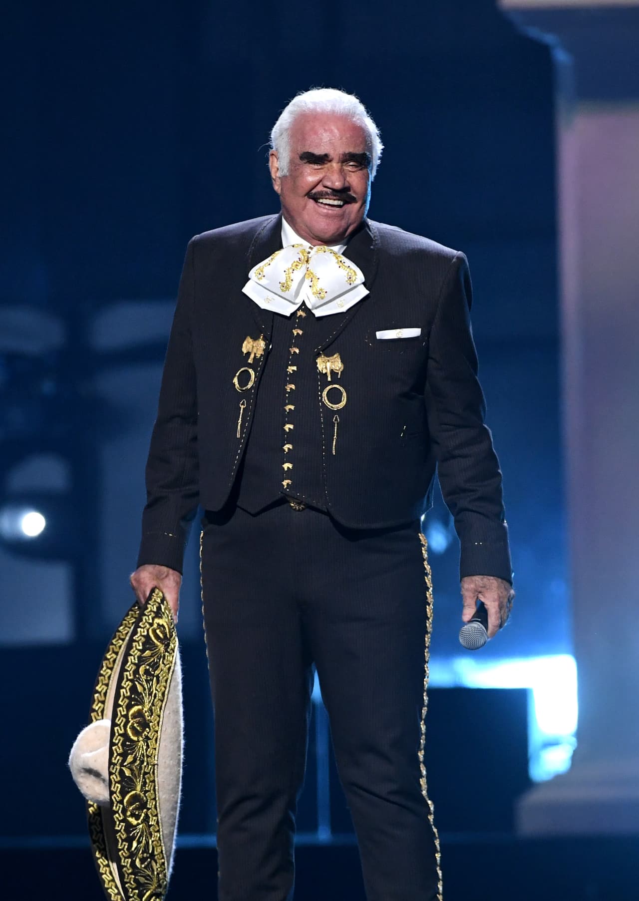 "La música es como mi familia, late en mi corazón", se escuchó decir a "El Charro de Huentitlán" una vez que Alejandro Fernández terminara de cantar su tema 'Caballero
<i>'. </i>Fue entonces que él se arrancó a cantar 'La derrota'
<i>.</i>