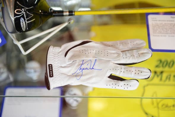 Un objeto del golfista Tiger Woods también estuvo en la subasta de Julien's, en esta ocasión fue un guante firmado por el deportista. Esta pieza se cotizó entre $2,000 y $3,000.