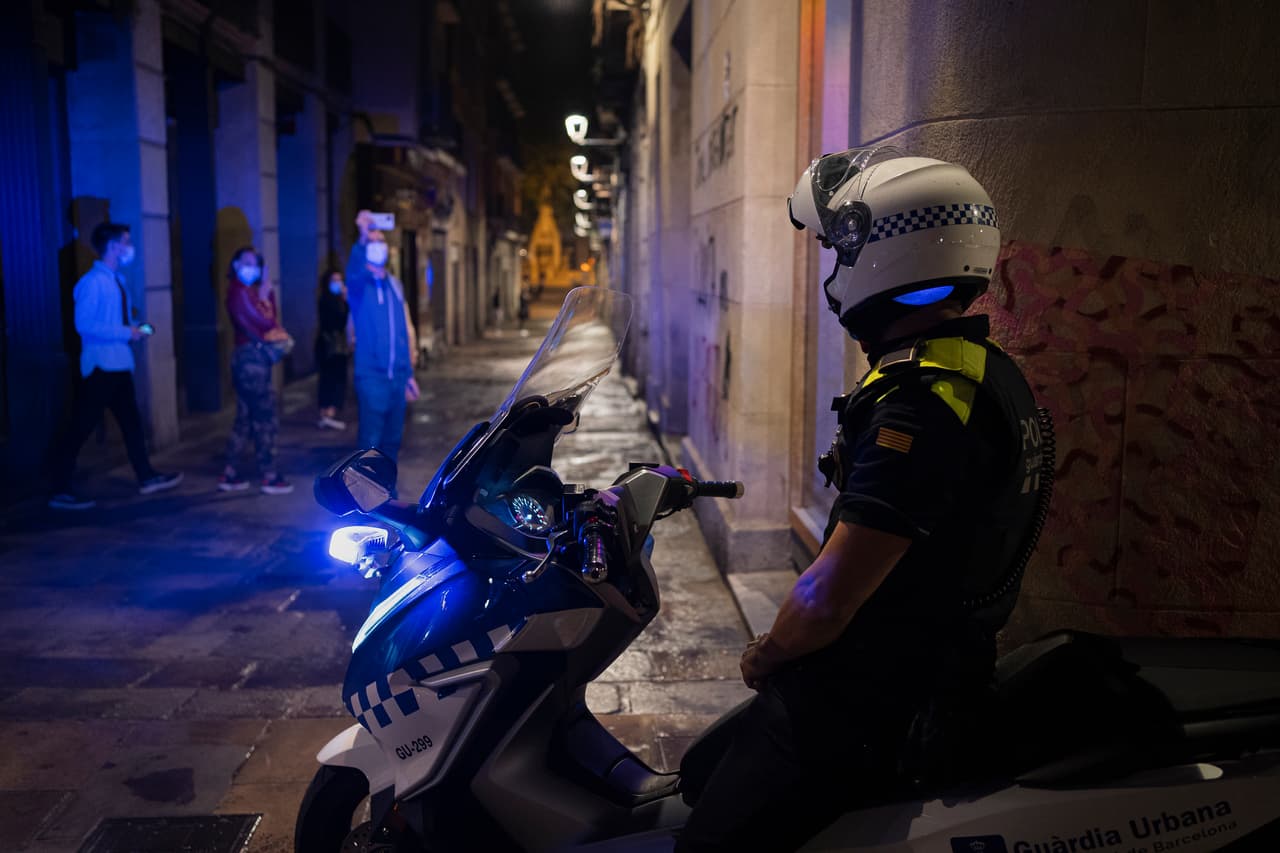 Los datos más recientes registran que casi el 28% de los españoles, o 13,2 millones de personas, han recibido al menos una dosis de la vacunay solo el 12,6% se ha vacunado completamente, 
<a href="https://cnnespanol.cnn.com/2021/05/09/cientos-de-personas-festejan-en-espana-la-finalizacion-del-toque-de-queda/" target="_blank">se lee en CNN</a>.