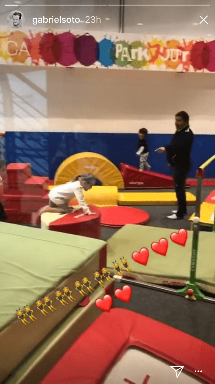 Gabriel ya no reaccionó a la muestra de apoyo de la madre de sus hijas, sin embargo compartió tiempo con sus pequeñas Elissa y Miranda, ahora que terminó las grabaciones de su novela 'Caer en tentación', lo que le permitió integrarse a las actividades de las niñas.