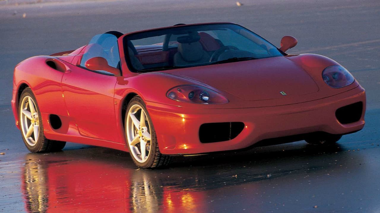 El cantante se dejaba ver con su pareja a bordo de un 
<b>Ferrari 360 Spider </b>por las calles más famosas de Miami.