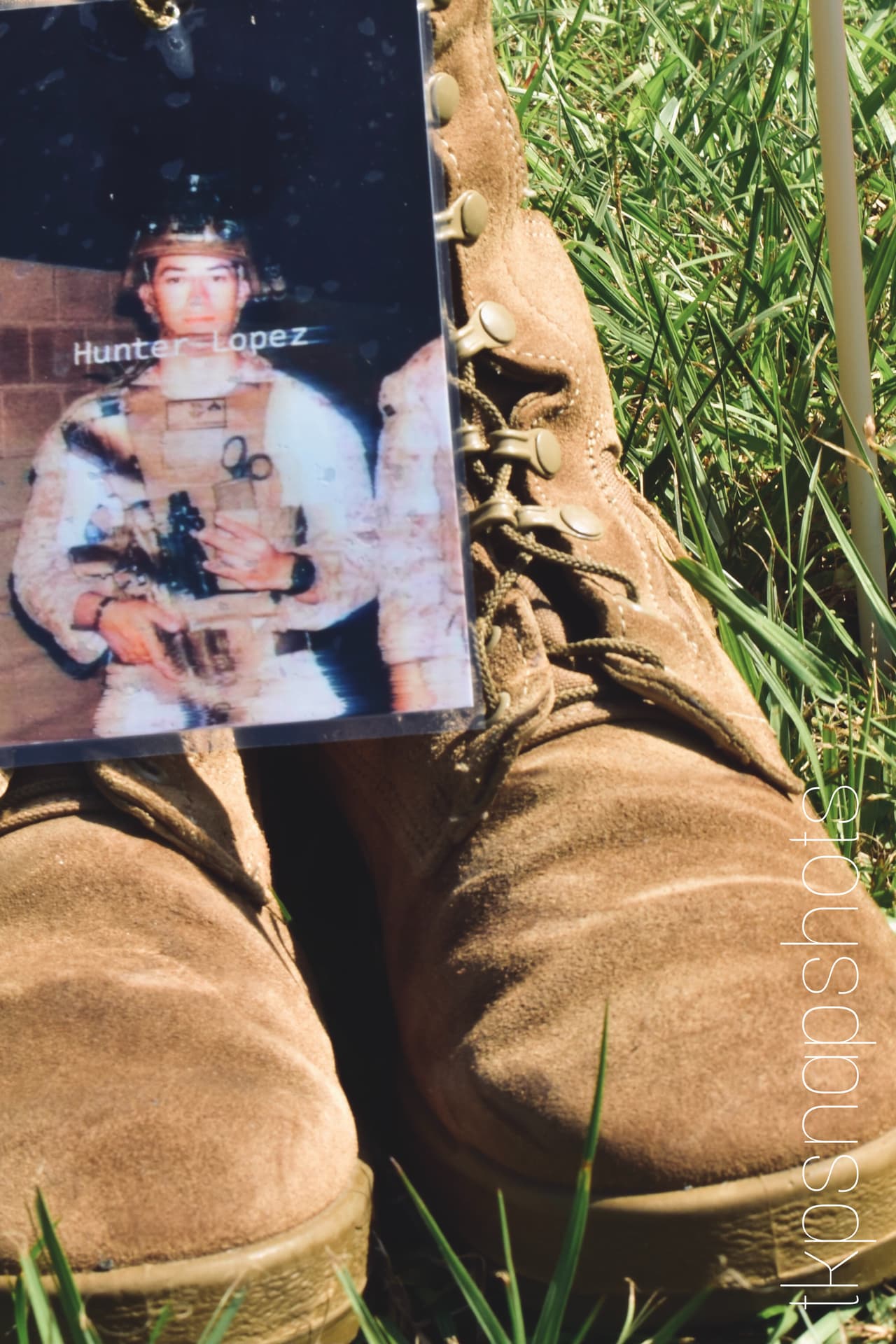 Gracias a las donaciones de la comunidad, el tributo incluye 13 botas que representan a cada uno de los militares caídos.