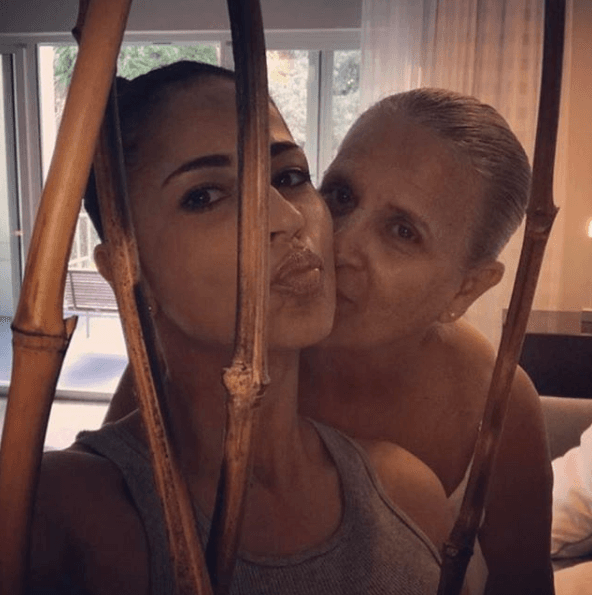 Jackie admira mucho a su mamá, quien luchó para criarla a ella y a sus hermanos ante todas las adversidades. 
<br>
<br>