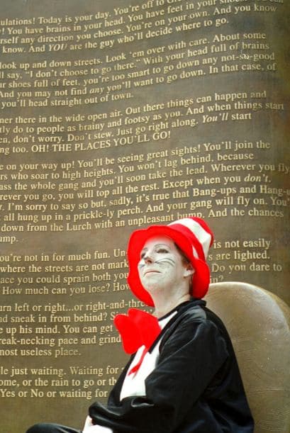 8. THEODOR GEISEL " Este escritor y caricaturista generó $9 millones en los últimos doce meses. Murió a los 87 años por causas naturales exactamente el 24 de septiembre de 1991.