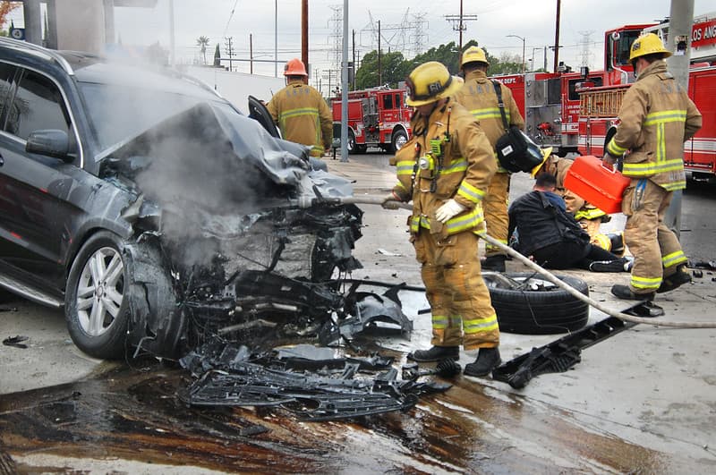Este accidente de tránsito ocurrió el pasado 7 de diciembre. El choque entre dos vehículos deportivos, y posiblemente un autobús de tránsito, "envió a ambos conductores al hospital". El hecho sucedió en la intersección de Victory Boulevard y Vineland Avenue.