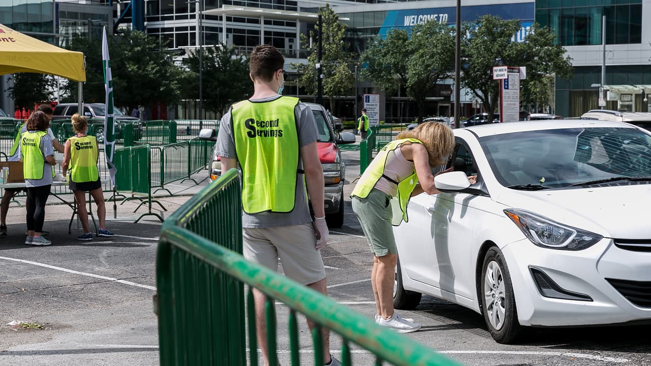 Hasta el momento Second Servings y Hess Corporation han entregado más de 70 mil alimentos a familias necesitadas en el área.