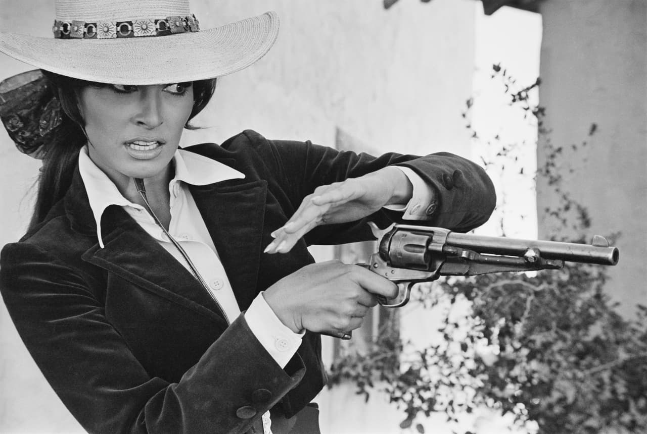 Hija de un ingeniero boliviano que se mudó a Estados Unidos, Jo Raquel Tejada, quien aquí aparece en una imagen de 2007, nació en Chicago en 1940 y 
<b>nunca renegó de sus raíces latinas</b>, pese a los esfuerzos de su padre de que las ignorara para que pudiera encajar en la cultura estadounidense. En la imagen, la actriz aparece en una escena de la película "Bandolero", de 1968.